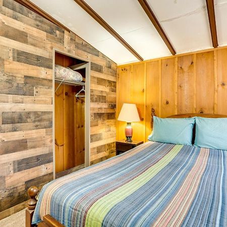 Peaceful Warne Cabin Fenced Yard And Screened Porch Brasstown المظهر الخارجي الصورة