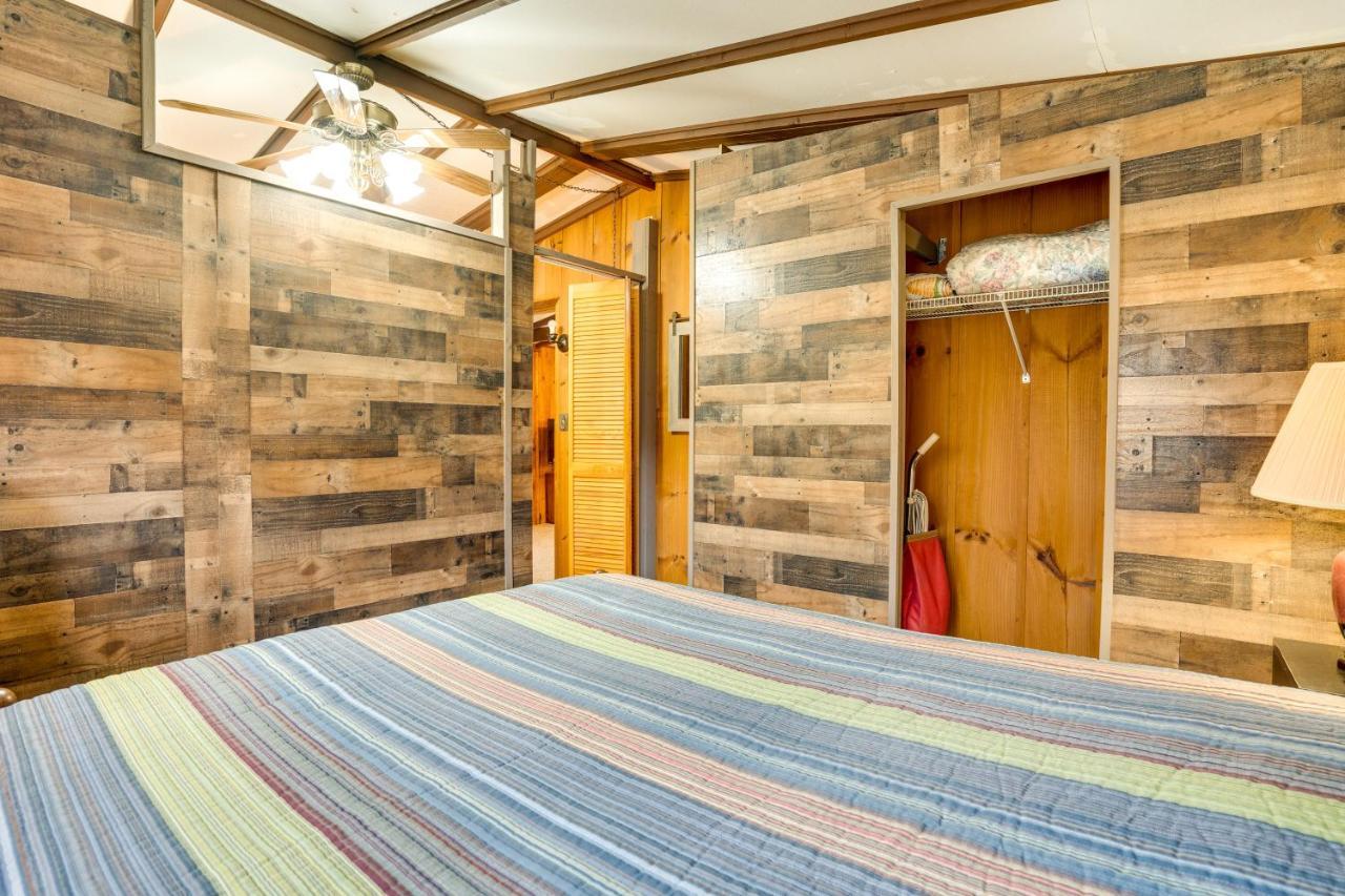 Peaceful Warne Cabin Fenced Yard And Screened Porch Brasstown المظهر الخارجي الصورة