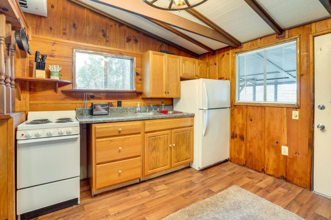 Peaceful Warne Cabin Fenced Yard And Screened Porch Brasstown المظهر الخارجي الصورة