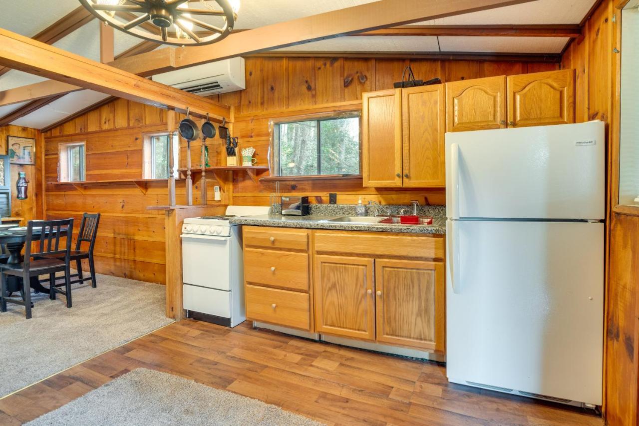 Peaceful Warne Cabin Fenced Yard And Screened Porch Brasstown المظهر الخارجي الصورة