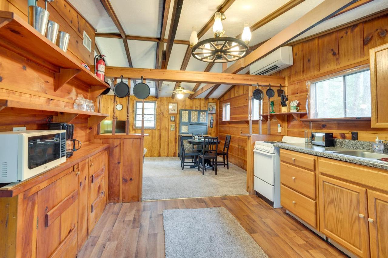 Peaceful Warne Cabin Fenced Yard And Screened Porch Brasstown المظهر الخارجي الصورة