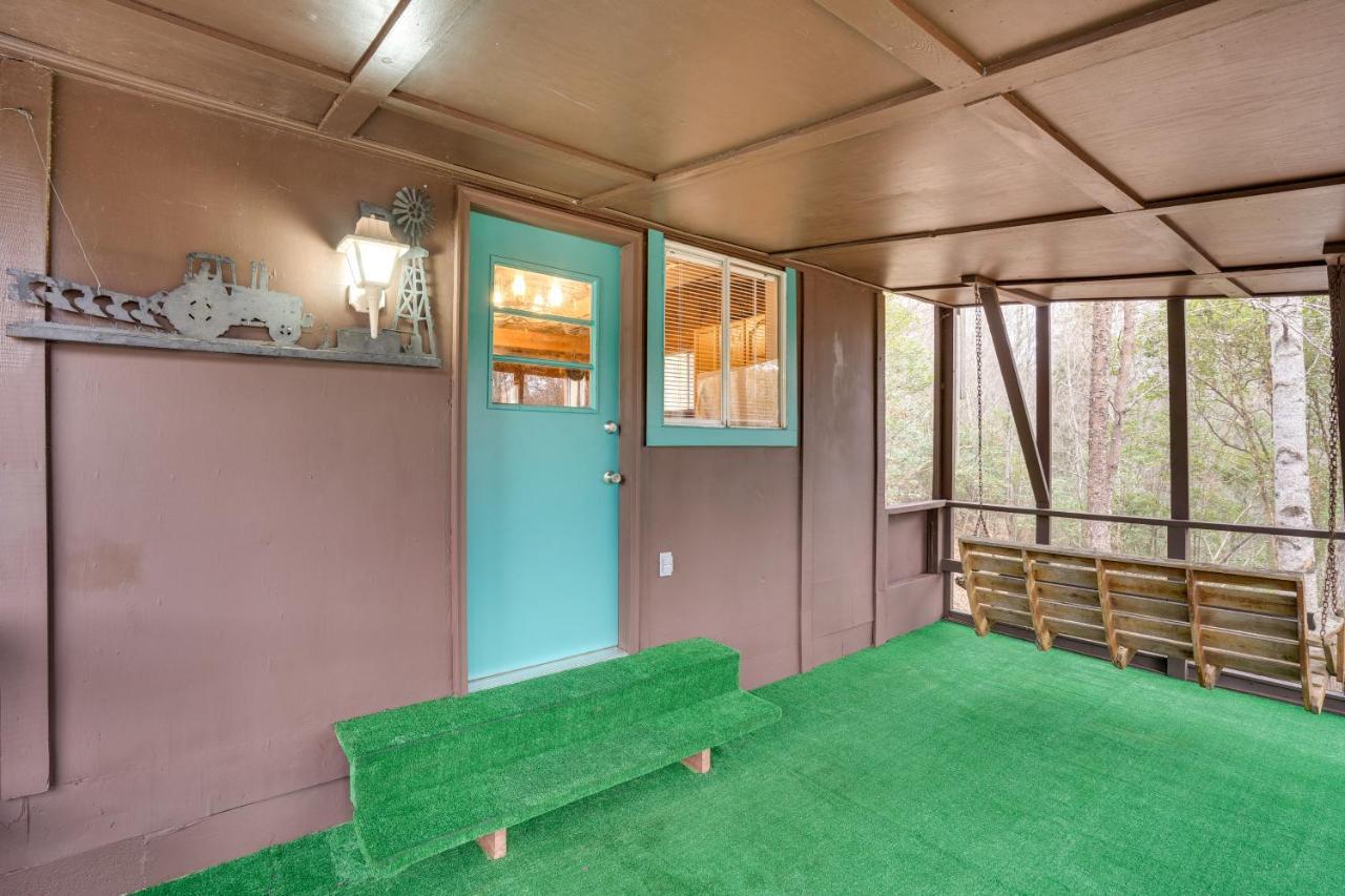 Peaceful Warne Cabin Fenced Yard And Screened Porch Brasstown المظهر الخارجي الصورة