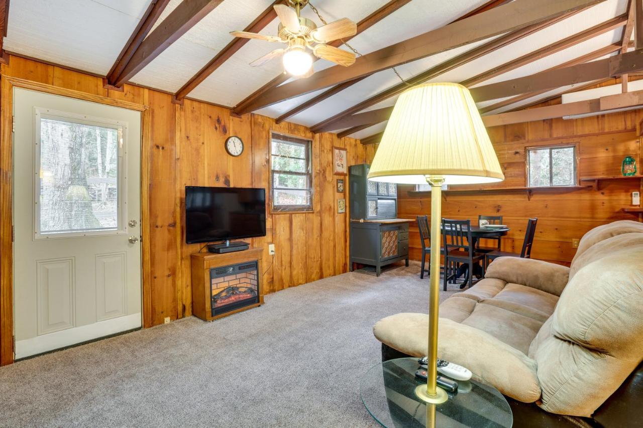 Peaceful Warne Cabin Fenced Yard And Screened Porch Brasstown المظهر الخارجي الصورة