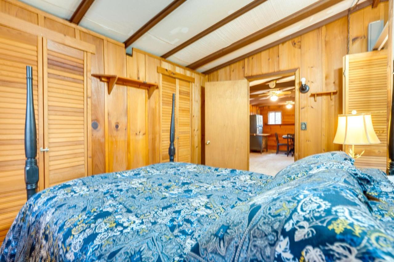 Peaceful Warne Cabin Fenced Yard And Screened Porch Brasstown المظهر الخارجي الصورة