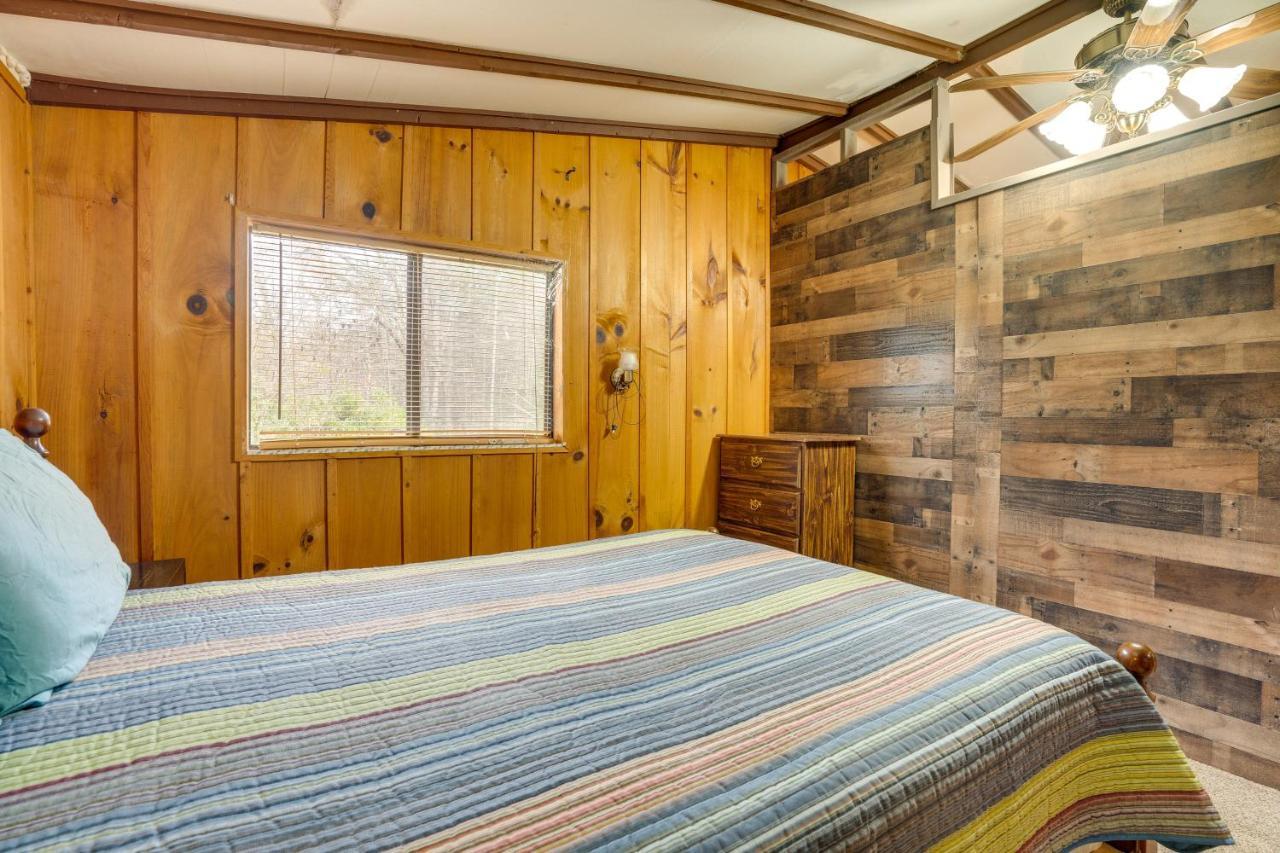 Peaceful Warne Cabin Fenced Yard And Screened Porch Brasstown المظهر الخارجي الصورة